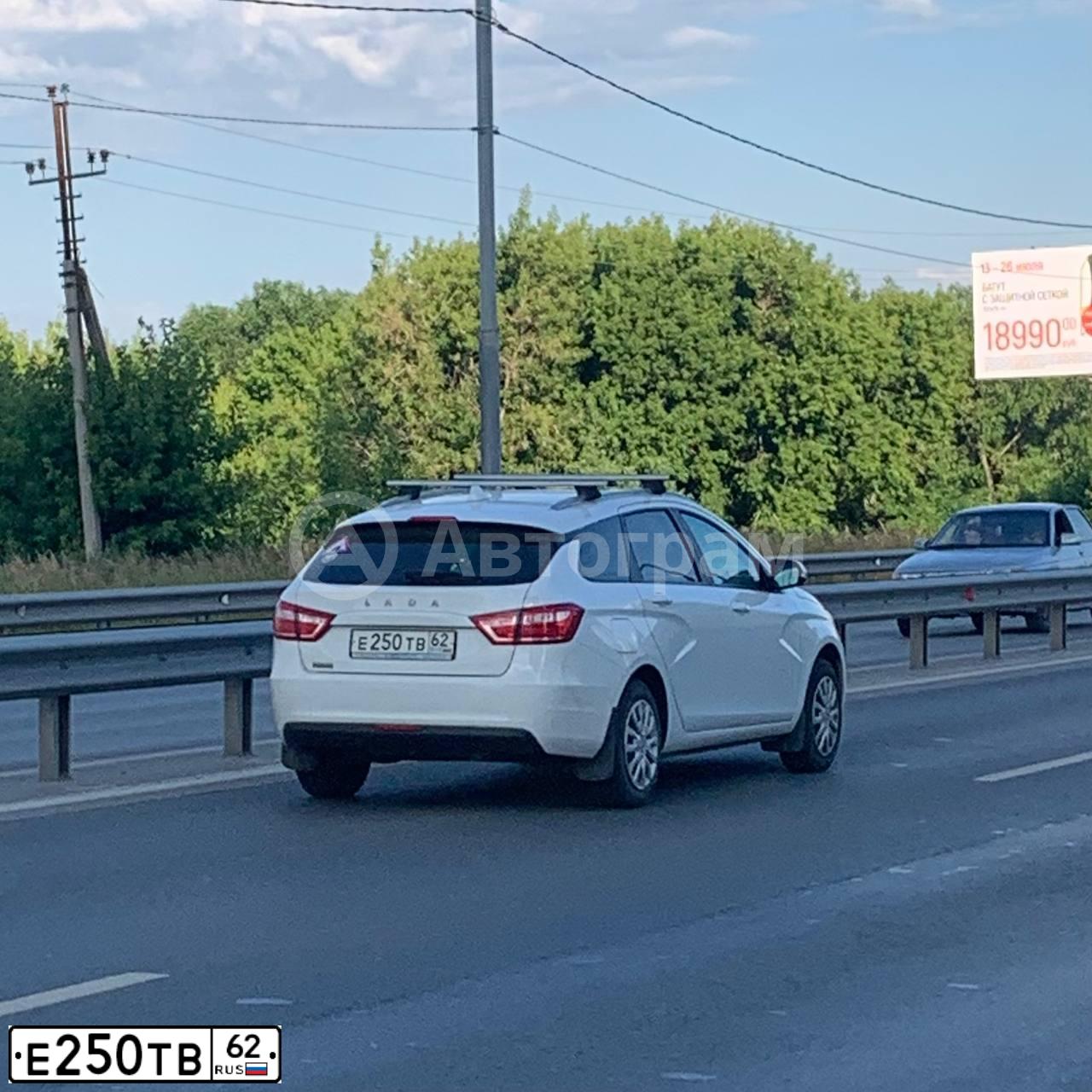 Фото автомобиля LADA VESTA, 2019 — госномер Е250ТВ62. Цвет: БЕЛЫЙ