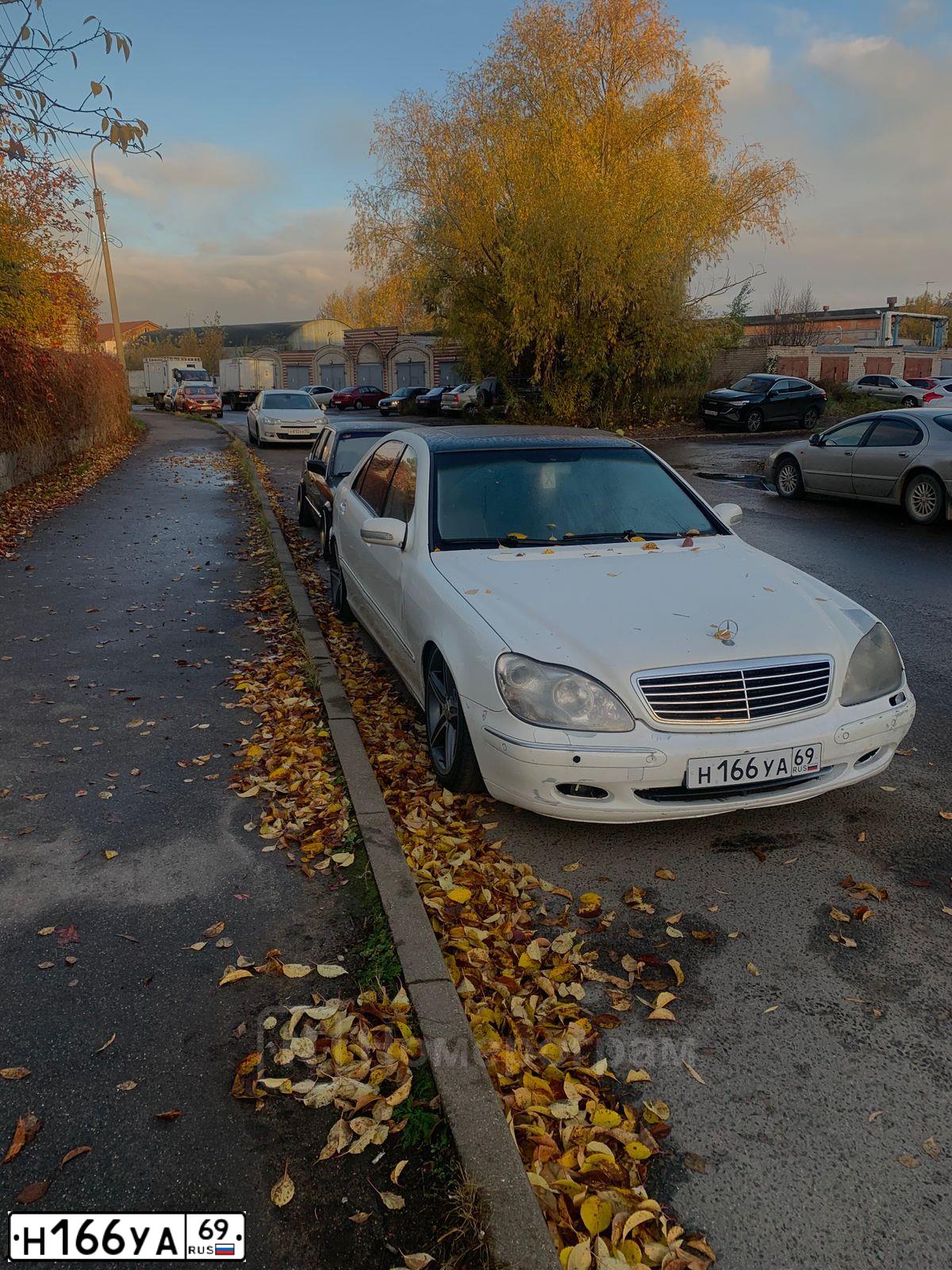 Фото автомобиля МЕРСЕДЕС-БЕНЦ S 500, 2001 — госномер М413АВ53. Цвет: БЕЛЫЙ СЕРЕБРИСТЫЙ