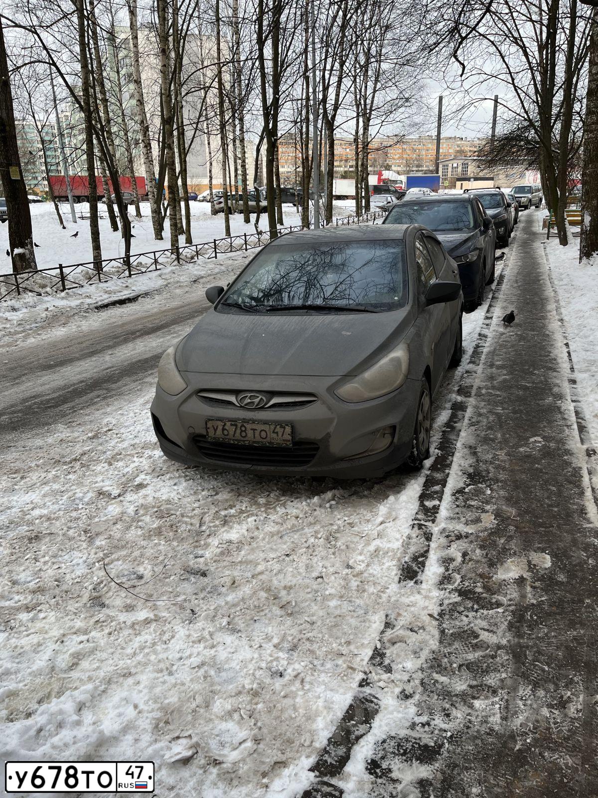 Фото автомобиля HYUNDAI SOLARIS, 2012 — госномер У678ТО47. Цвет: ЧЕРНО-СЕРЫЙ