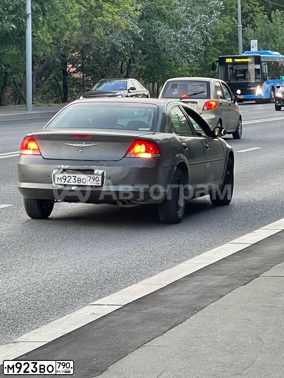 Фото автомобиля CHRYSLER SEBRING, 2004 — госномер М923ВО790. Цвет: СЕРЫЙ