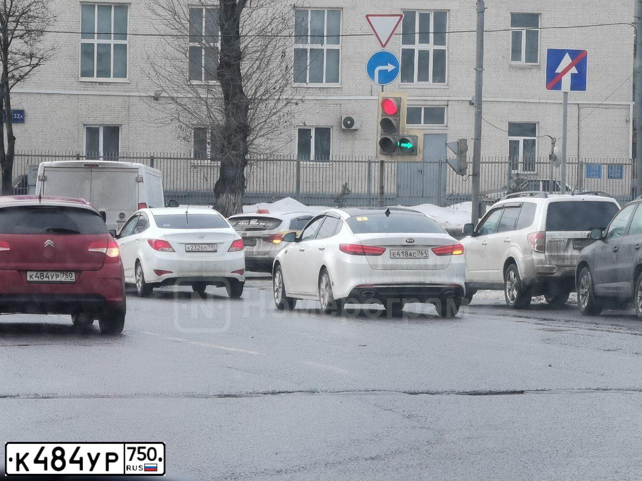 Фото автомобиля CITROEN C4, 2012 — госномер К484УР750. Цвет: Красный