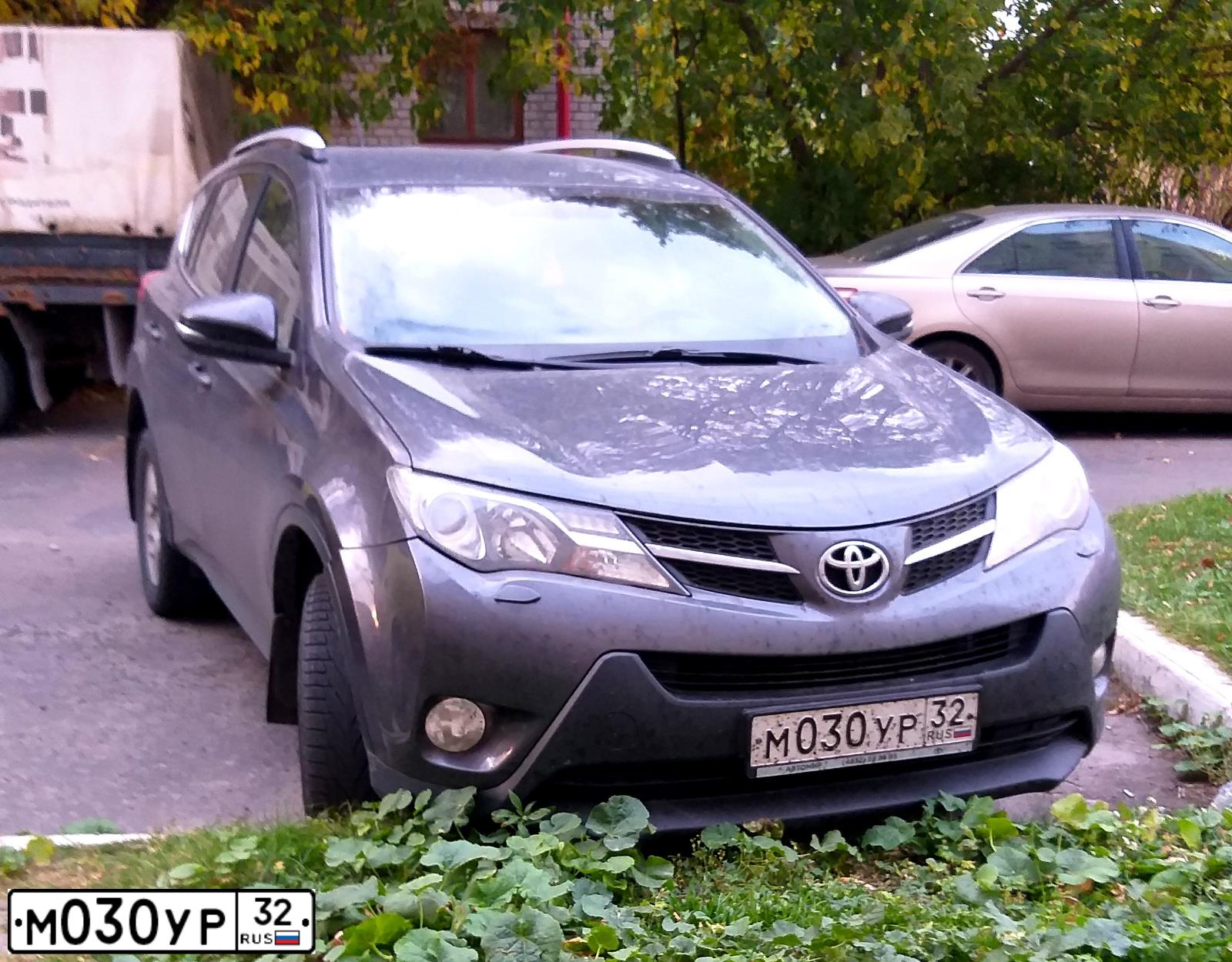 Фото автомобиля TOYOTA RAV4, 2014 — госномер М030УР32. Цвет: СЕРЫЙ