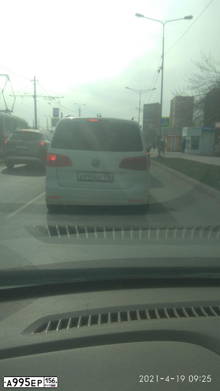 Фото автомобиля VOLKSWAGEN TOURAN, 2014 — госномер А995ЕР156. Цвет: Белый