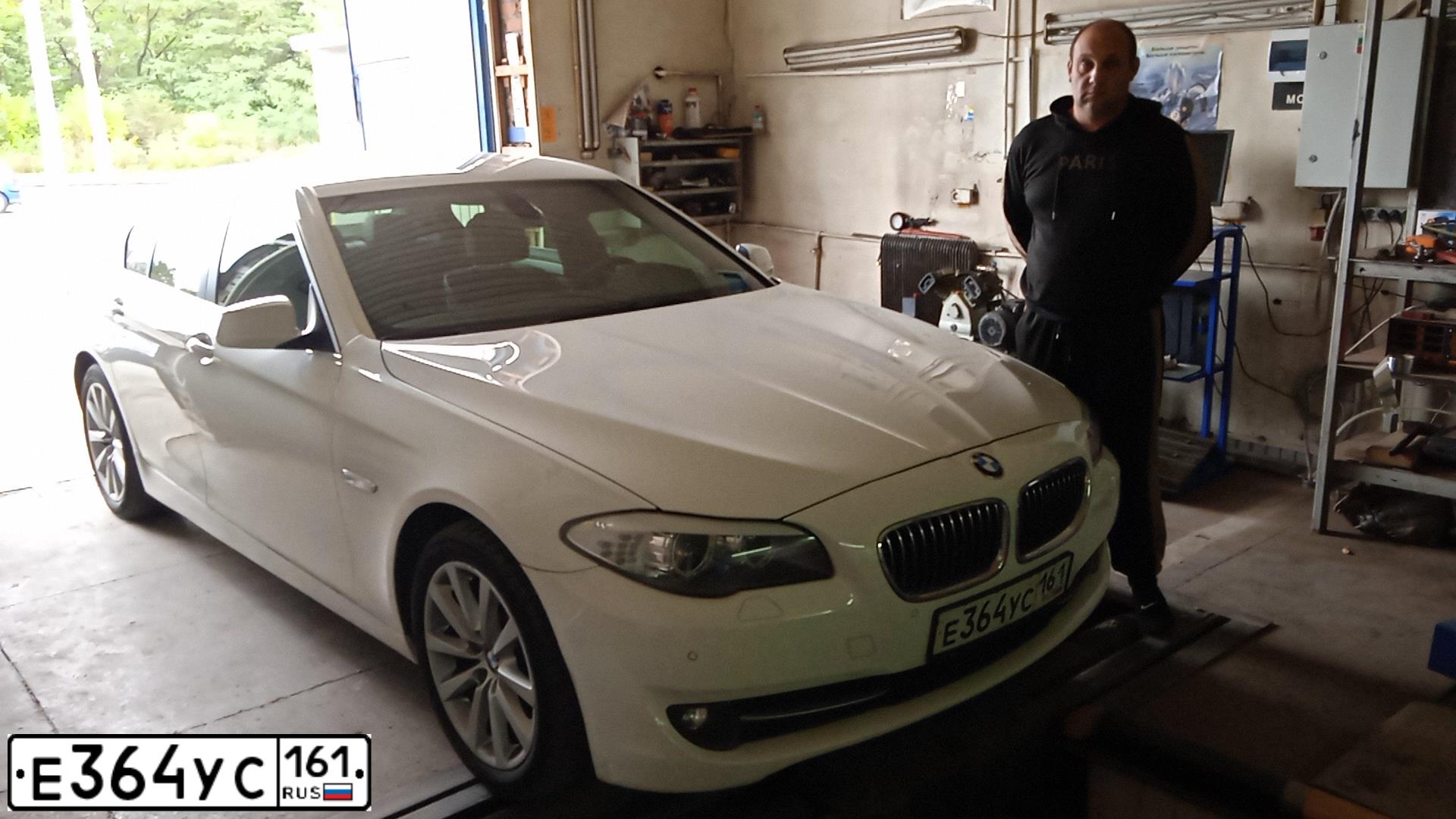 Фото автомобиля BMW SERIE 5, 2011 — госномер Е364УС161. Цвет: Белый