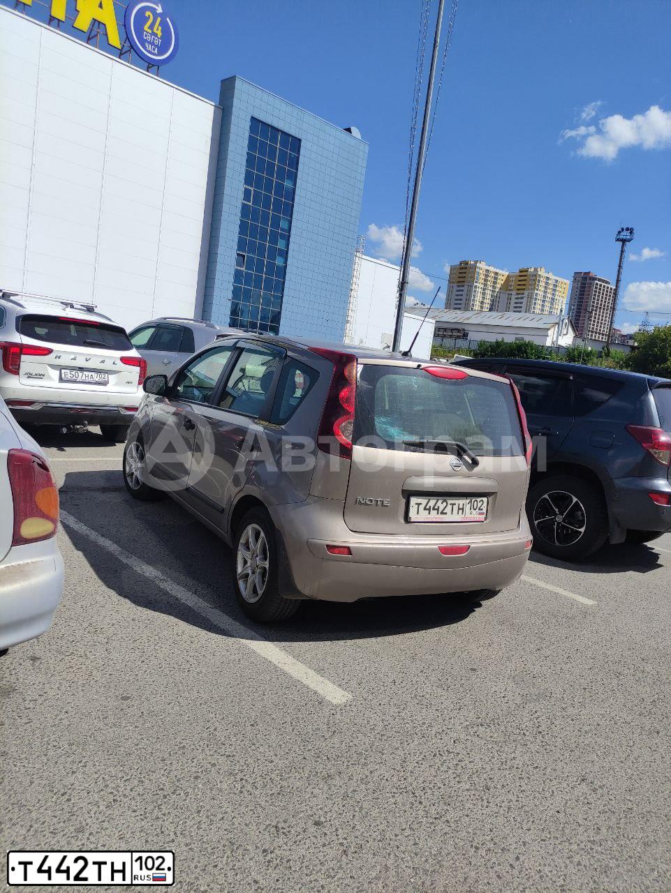 Фото автомобиля NISSAN NOTE, 2011 — госномер Т442ТН102. Цвет: СВЕТЛО-КОРИЧНЕВЫЙ
