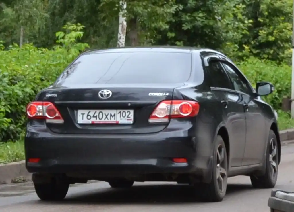 Фото автомобиля TOYOTA COROLLA, 2011 — госномер Е680МС186. Цвет: ЧЕРНЫЙ