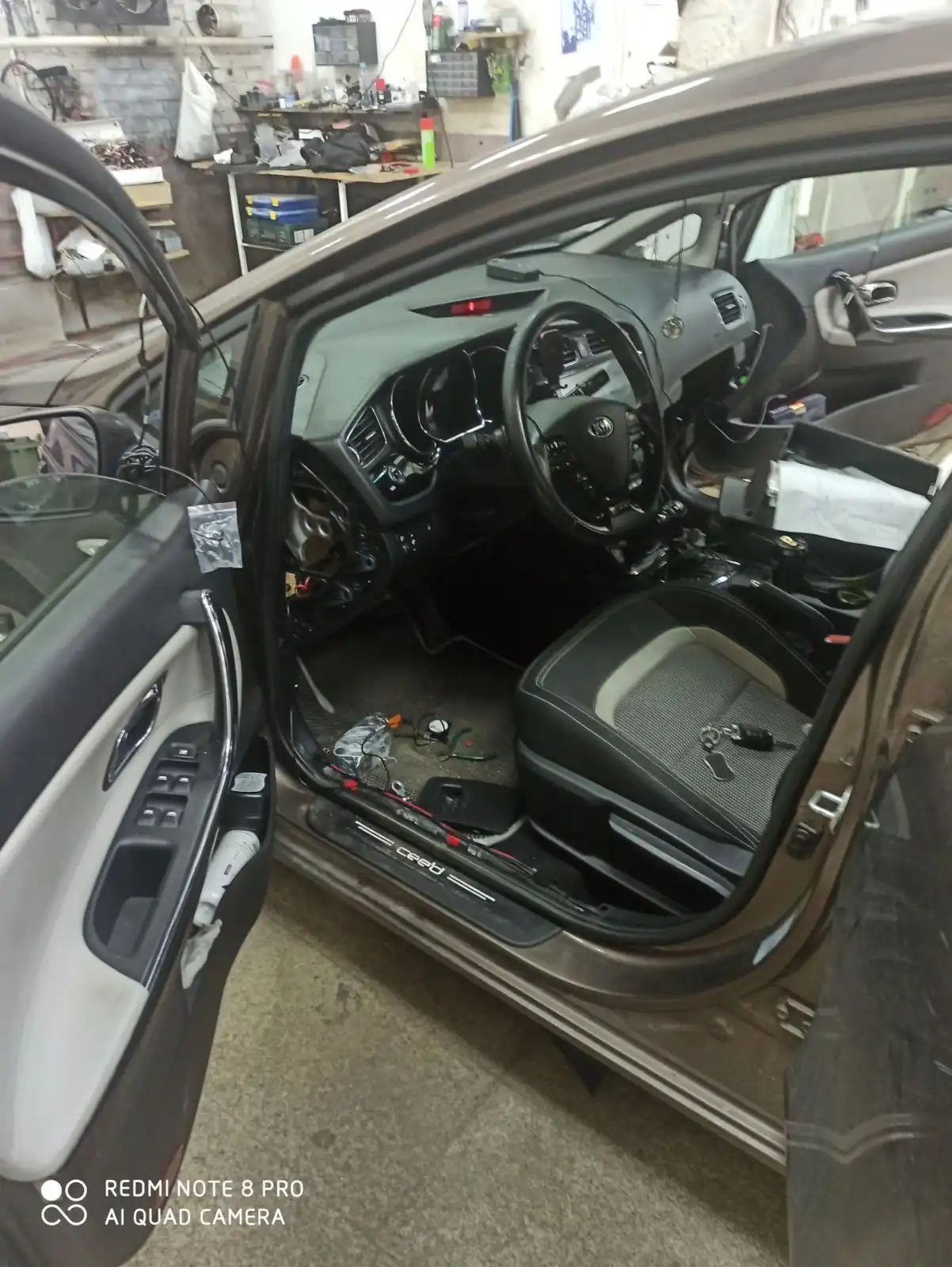 Фото автомобиля KIA CEE'D, 2015 — госномер Т195МЕ178. Цвет: КОРИЧНЕВЫЙ