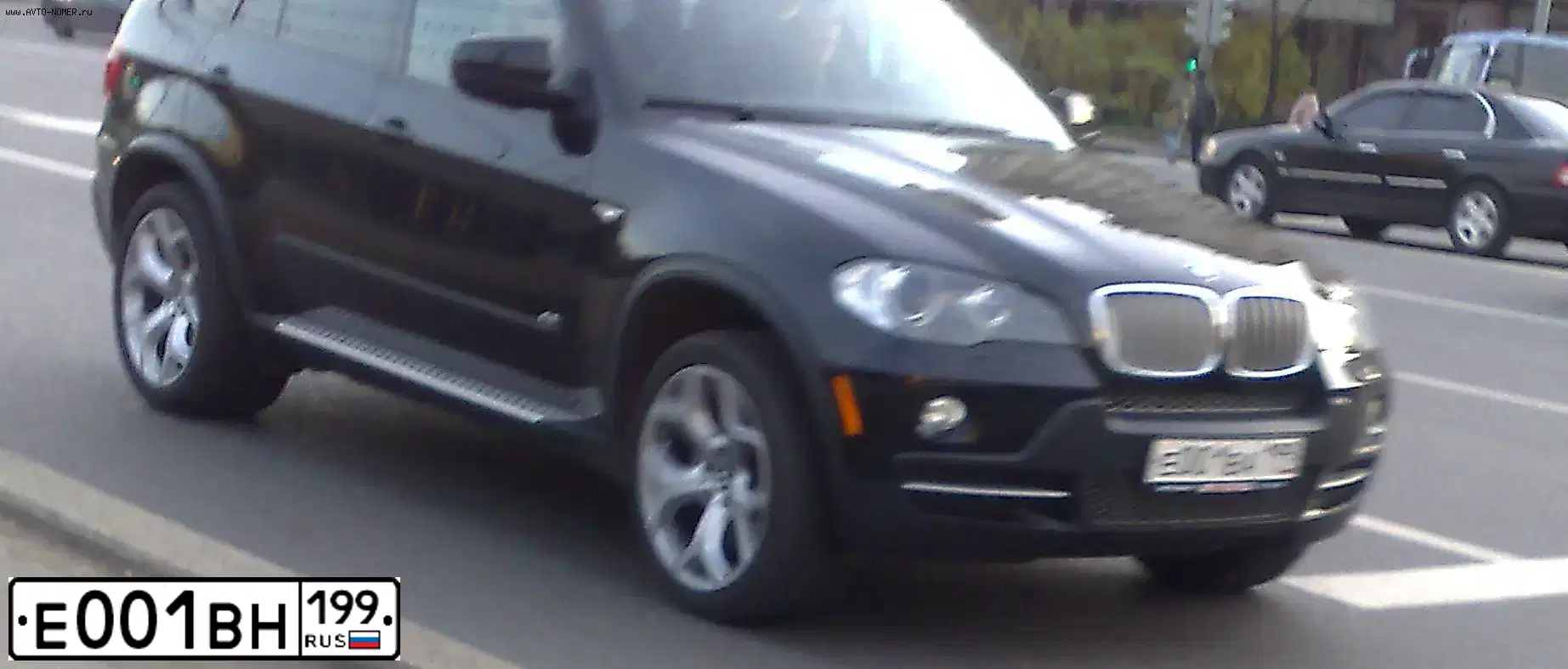 Фото автомобиля MERCEDES E-KLASSE, 2002 — госномер Е001ВН199. Цвет: СЕРЫЙ СВЕТЛЫЙ