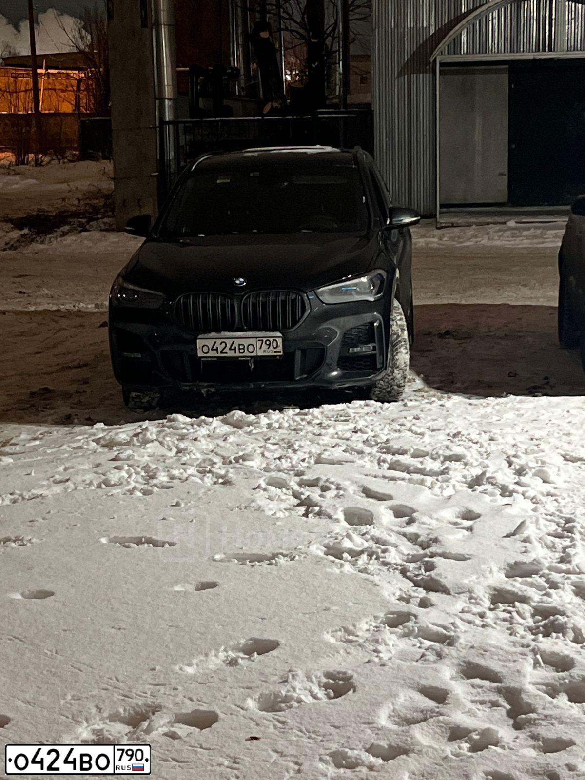 Фото автомобиля BMW X1 XDRIVE20I 19АВ, 2020 — госномер О424ВО790. Цвет: ЧЕРНЫЙ