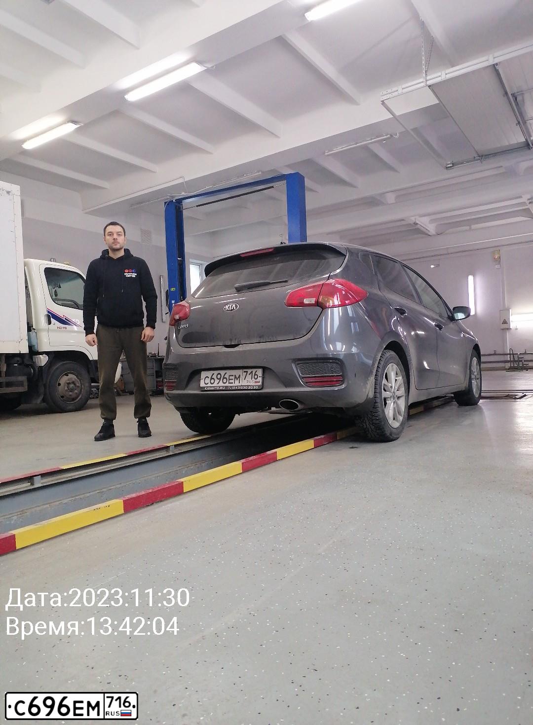 Фото автомобиля KIA CEE'D, 2018 — госномер О279ТУ790. Цвет: Серый