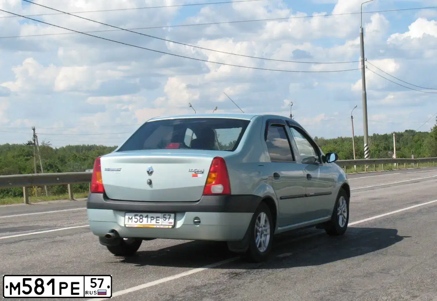 Фото автомобиля RENAULT LOGAN, 2007 — госномер У914ТР48. Цвет: СВЕТЛО-ЗЕЛЕНЫЙ