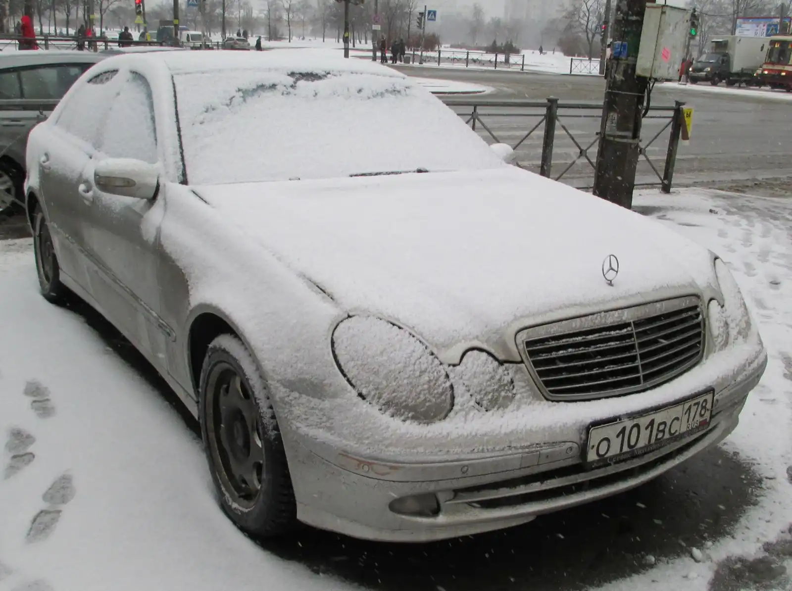 Фото автомобиля MERCEDES E-KLASSE, 2002 — госномер О101ВС178. Цвет: Серебристый