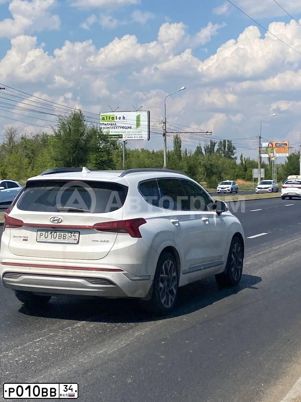 Фото автомобиля HYUNDAI SANTA FE, 2021 — госномер О011ЕВ134. Цвет: Белый