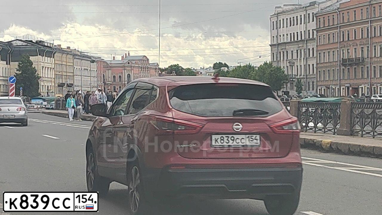 Фото автомобиля NISSAN QASHQAI, 2020 — госномер К839СС154. Цвет: Красный