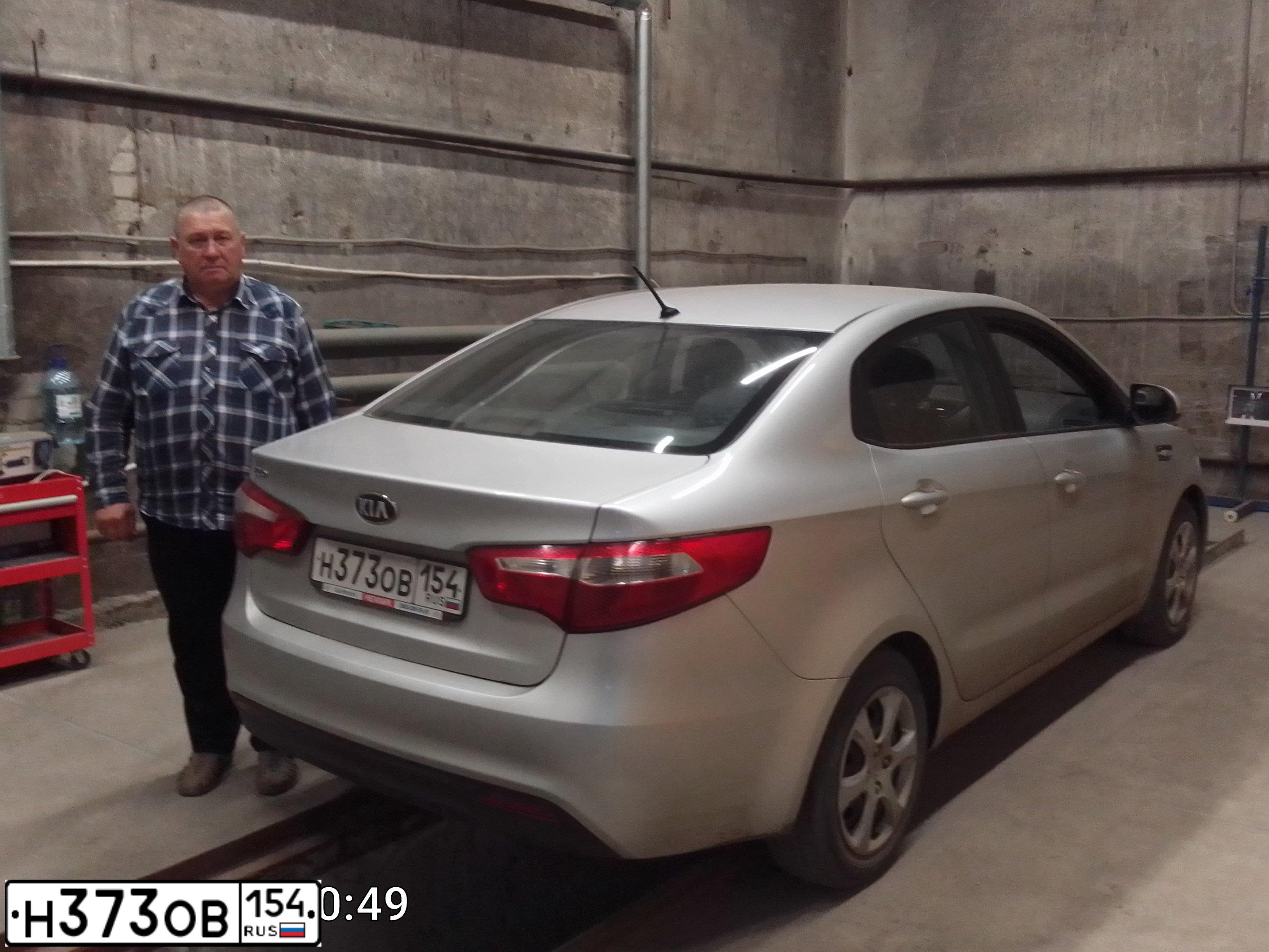 Фото автомобиля KIA RIO, 2014 — госномер Н373ОВ154. Цвет: Серебристый