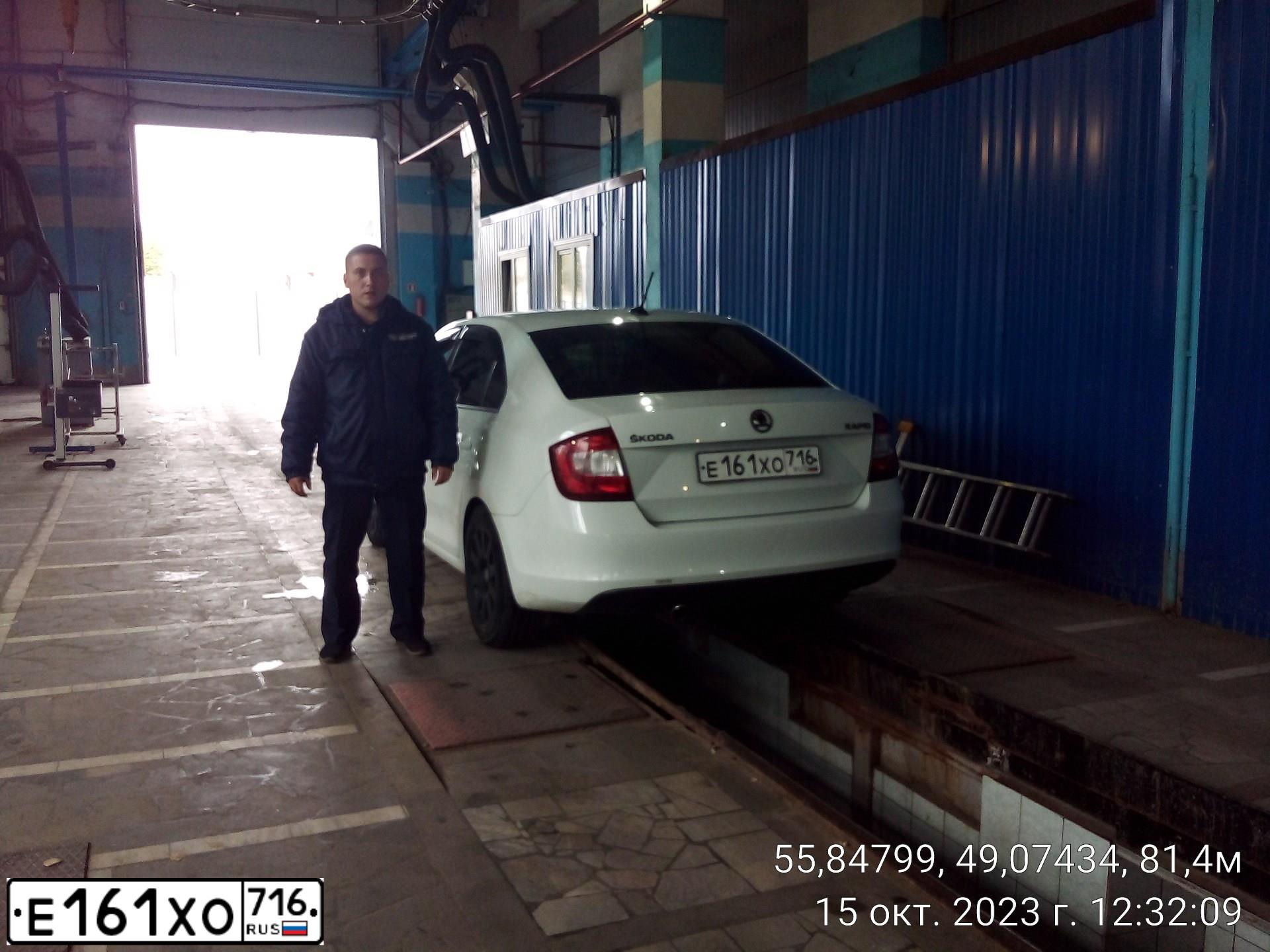 Фото автомобиля SKODA RAPID, 2018 — госномер Е161ХО716. Цвет: Белый