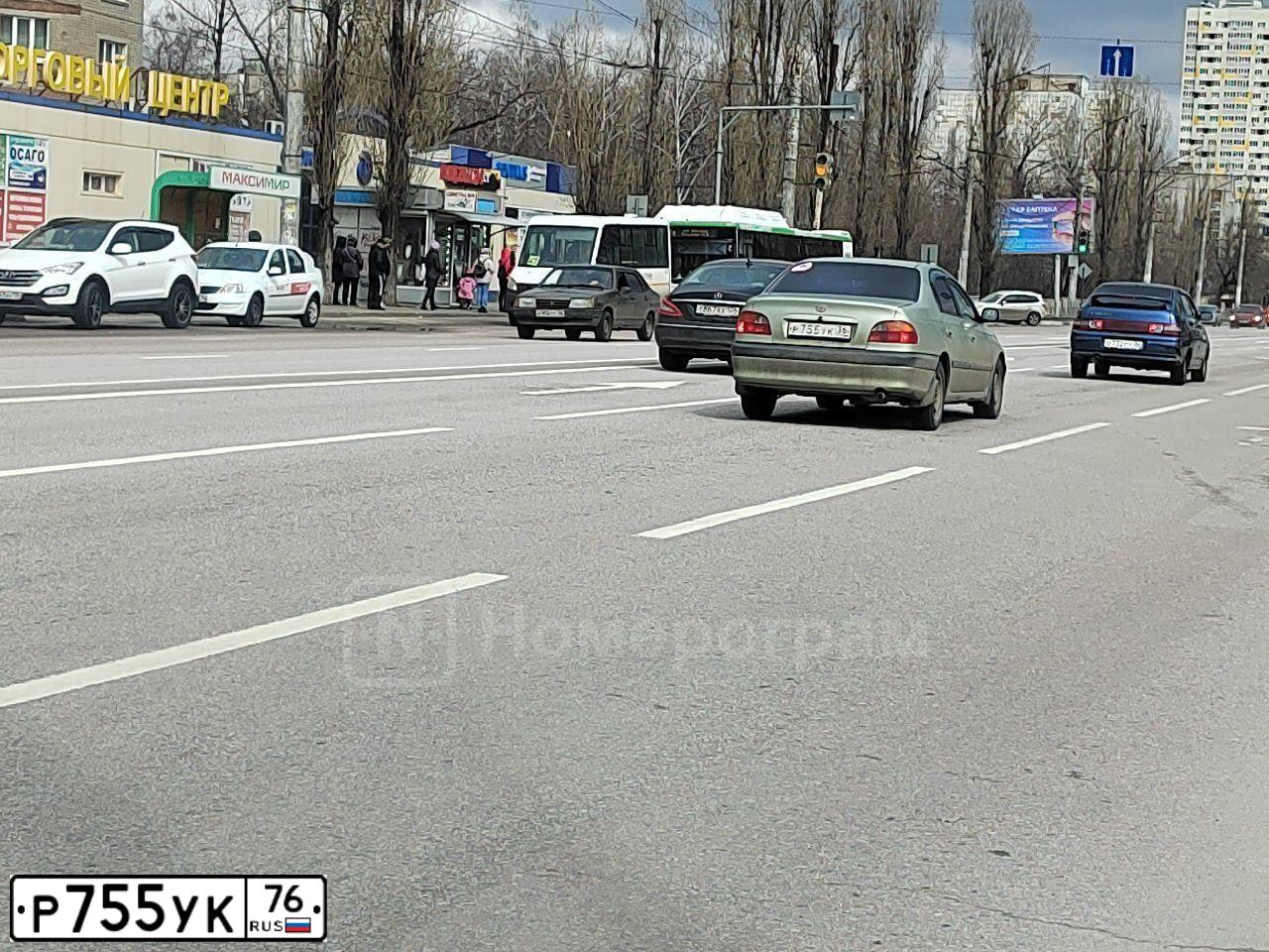Фото автомобиля CHEVROLET AVEO, 2008 — госномер В732КР76. Цвет: Серебристый