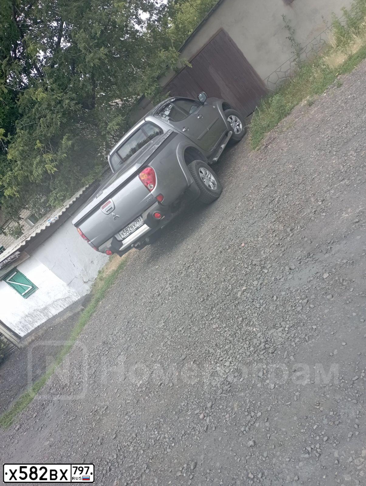 Фото автомобиля MITSUBISHI L 200, 2014 — госномер Х582ВХ797. Цвет: СЕРЫЙ