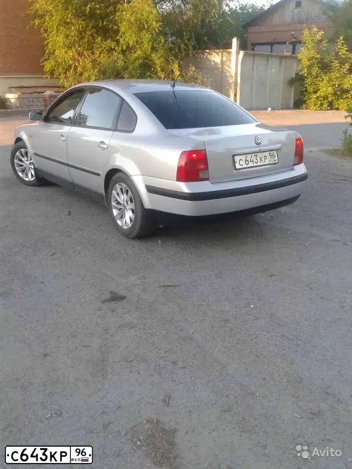 Фото автомобиля VOLKSWAGEN PASSAT, 1997 — госномер С643КР96. Цвет: серебристый