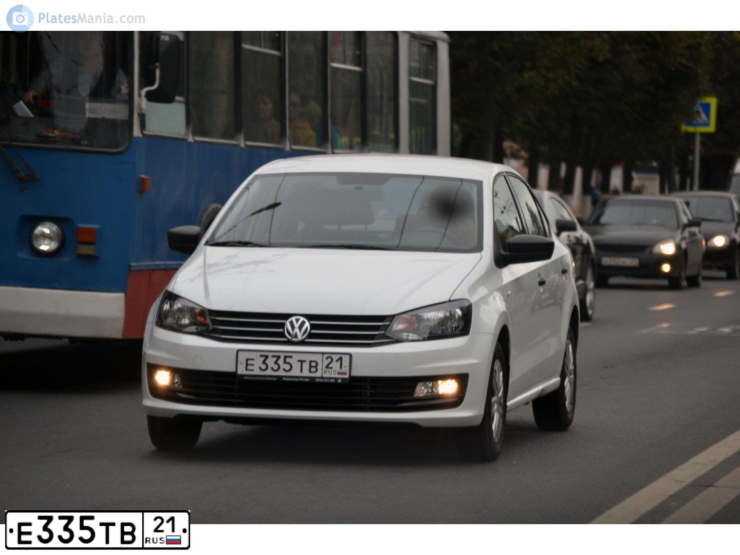 Фото автомобиля VOLKSWAGEN POLO, 2017 — госномер Е335ТВ21. Цвет: БЕЛЫЙ