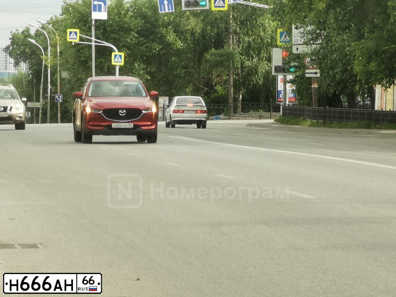 Фото автомобиля MAZDA 3, 2011 — госномер Е899ЕВ196. Цвет: БЕЛЫЙ