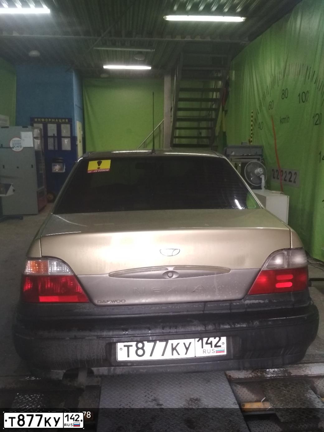 Фото автомобиля DAEWOO NEXIA, 2005 — госномер Т877КУ142. Цвет: ПЕСОЧНО-БЕЖЕВЫЙ