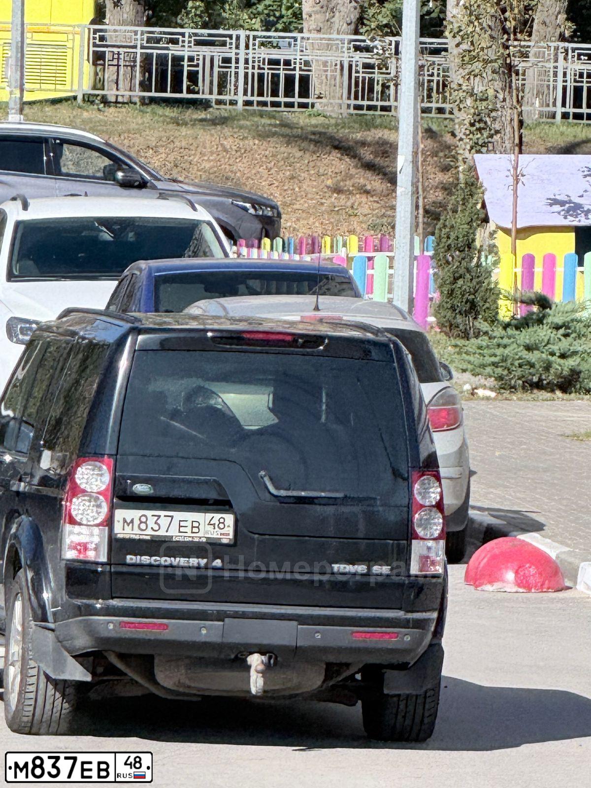 Фото автомобиля LANDROVER DISCOVERY, 2013 — госномер М837ЕВ48. Цвет: ЧЕРНЫЙ