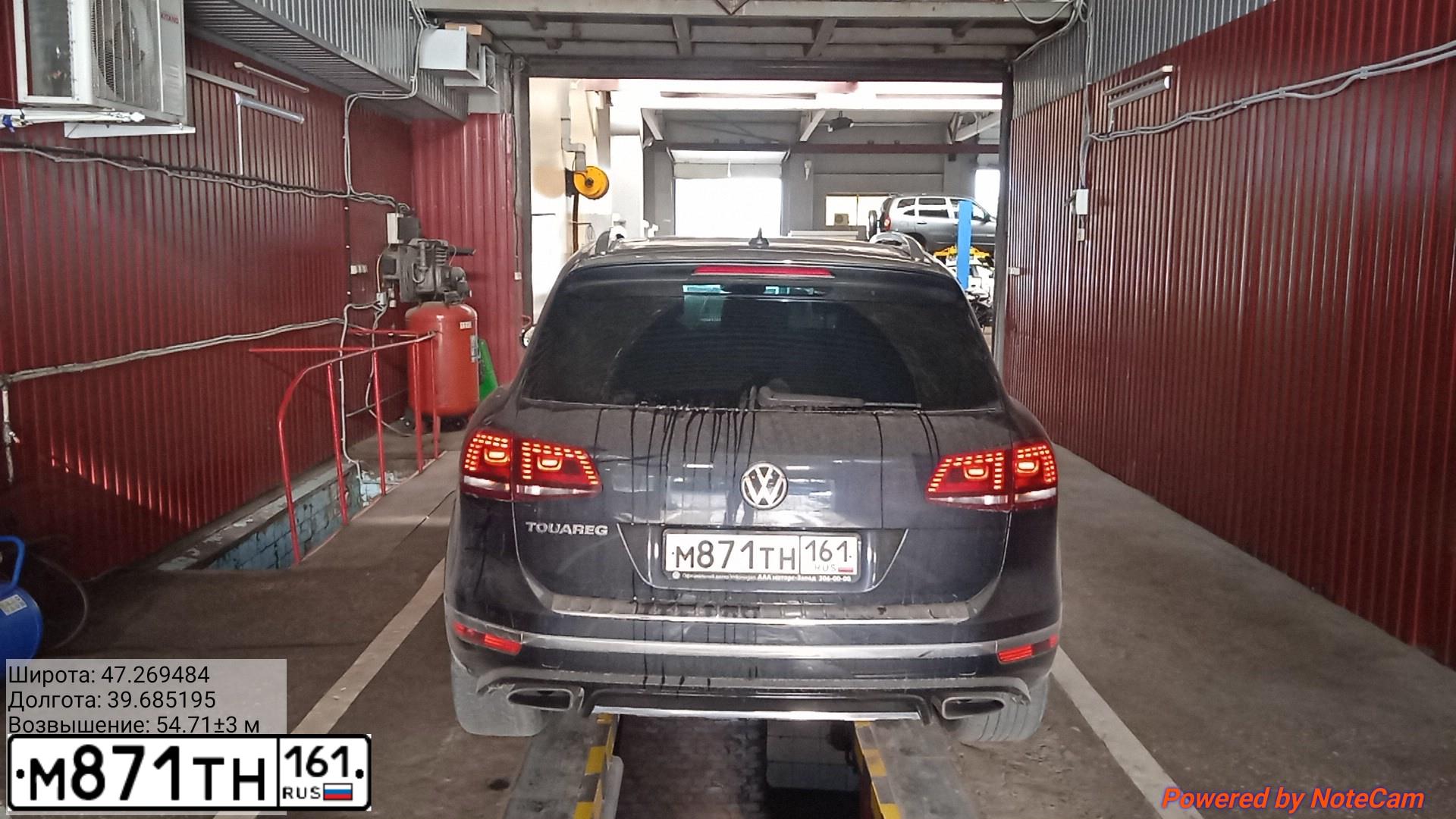 Фото автомобиля VOLKSWAGEN TOUAREG, 2017 — госномер М871ТН161. Цвет: ТЕМНО-СИНИЙ