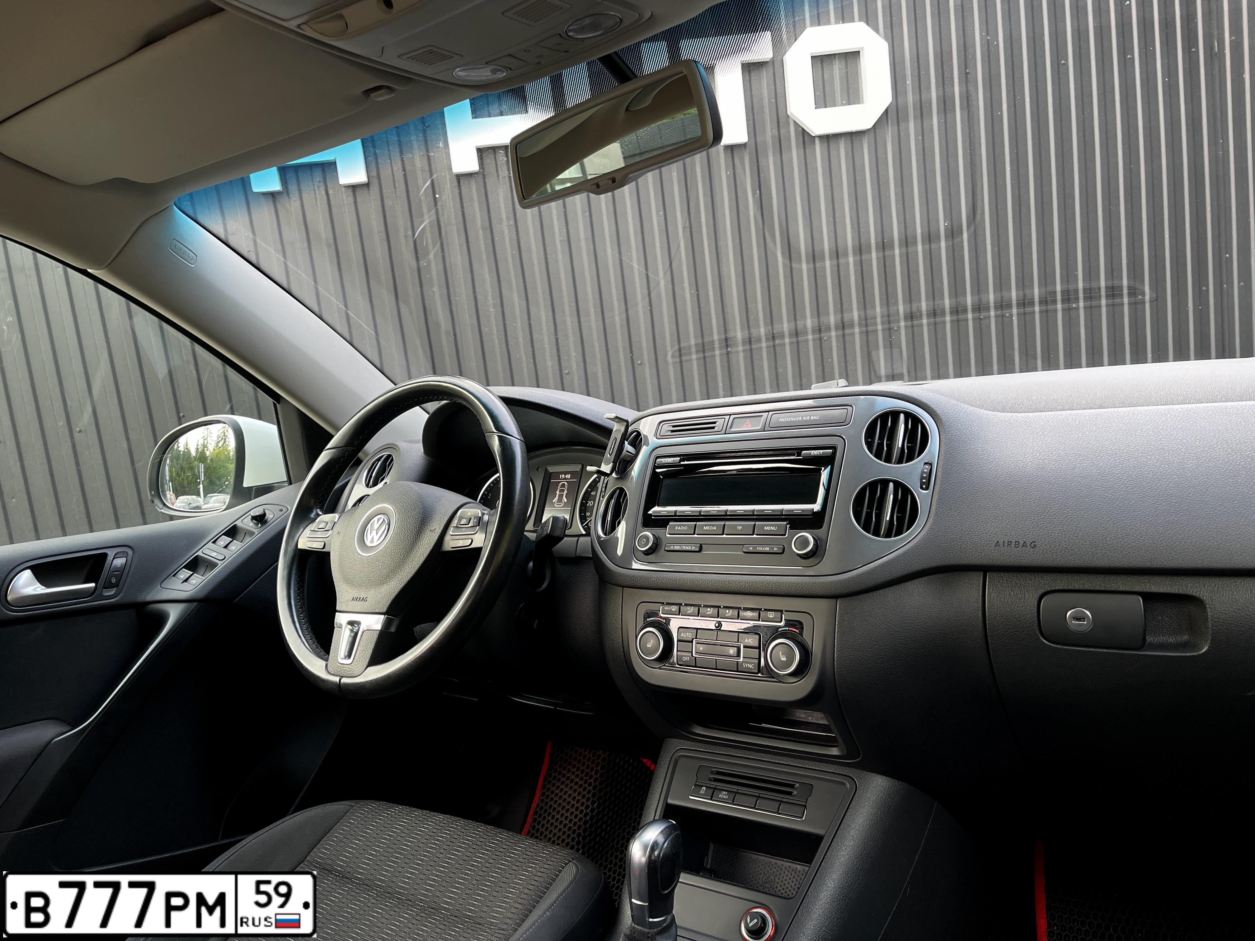 Фото автомобиля VOLKSWAGEN TIGUAN, 2015 — госномер С119РС18. Цвет: Белый