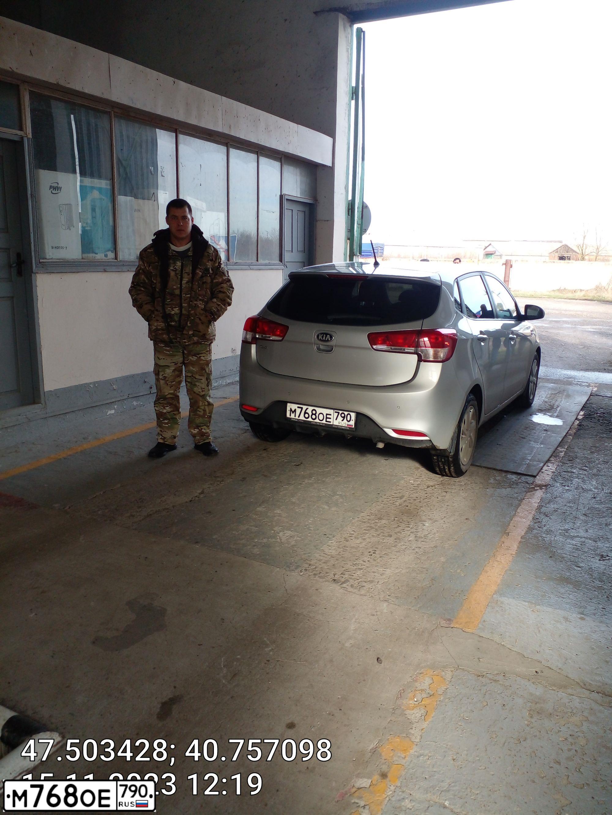 Фото автомобиля KIA RIO, 2016 — госномер М768ОЕ790. Цвет: Серебристый