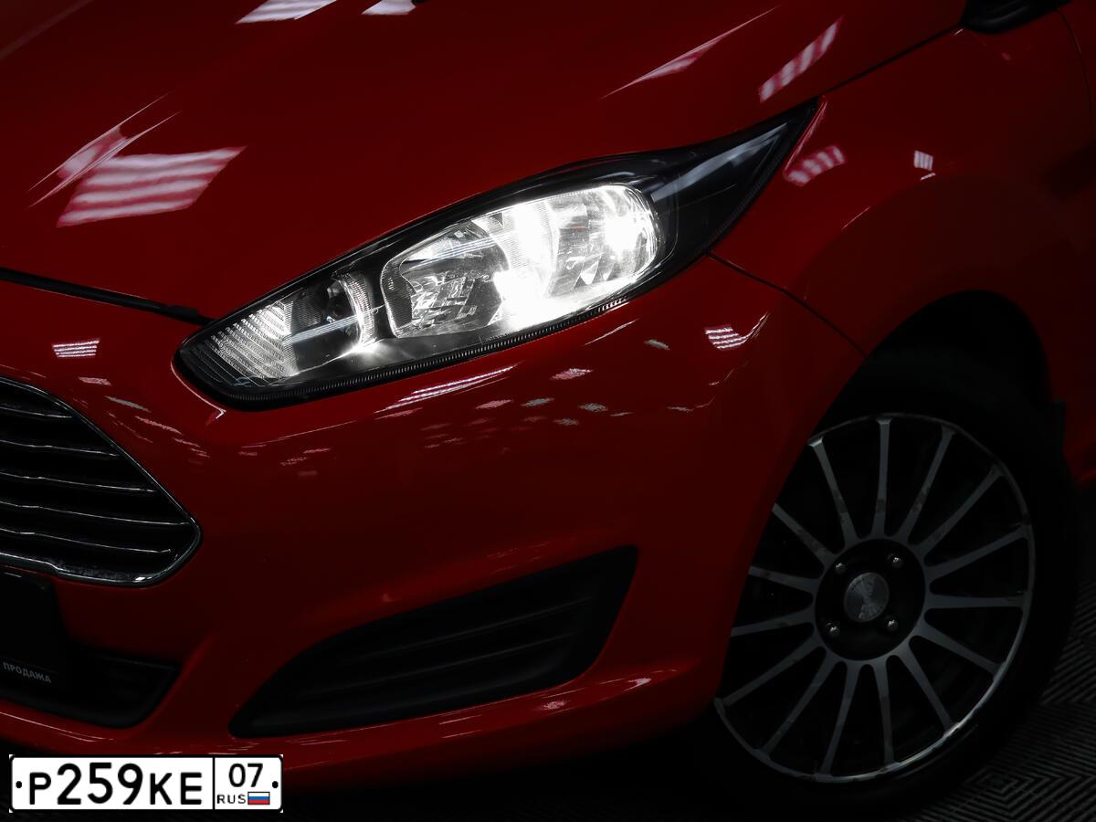 Фото автомобиля FORD FIESTA, 2016 — госномер У754АТ977. Цвет: Красный