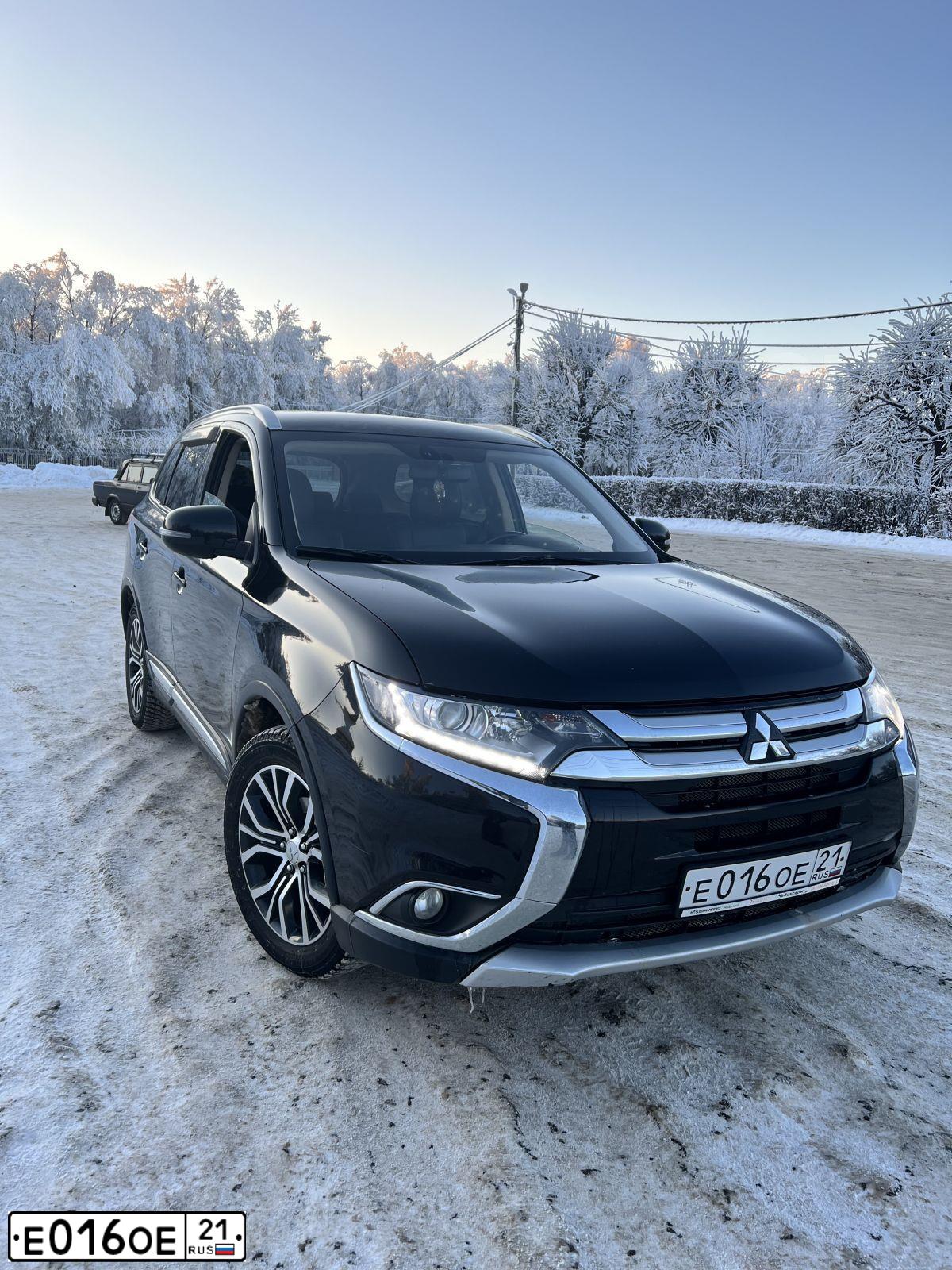 Фото автомобиля MITSUBISHI OUTLANDER, 2015 — госномер Е016ОЕ21. Цвет: ЧЕРНЫЙ