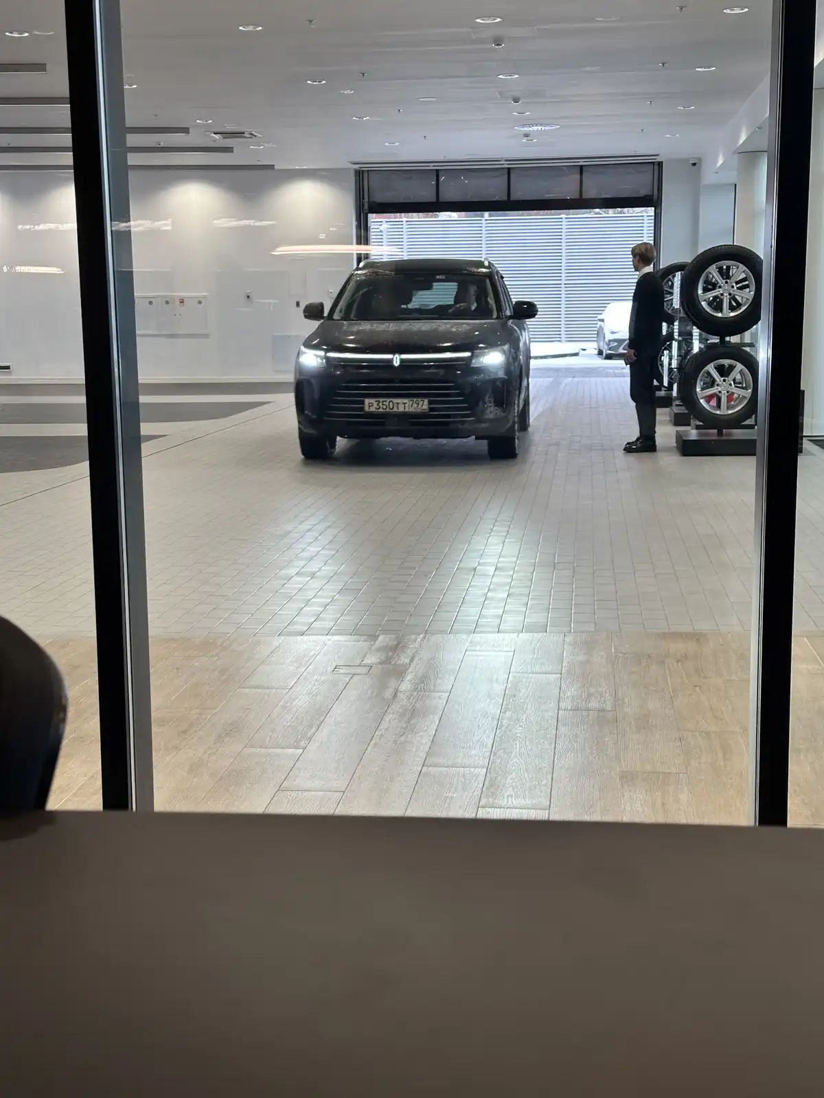 Фото автомобиля AITO M7, 2023 — госномер Р350ТТ797. Цвет: ЧЕРНЫЙ