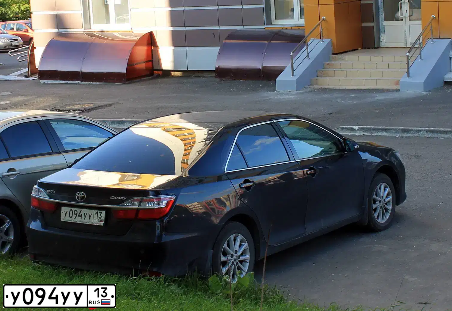Фото автомобиля TOYOTA CAMRY, 2015 — госномер К022НМ21. Цвет: ЧЕРНЫЙ МЕТАЛЛИК