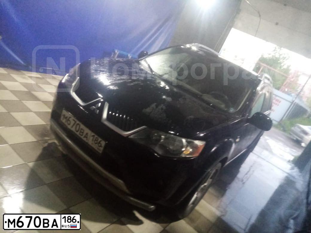 Фото автомобиля MITSUBISHI OUTLANDER, 2007 — госномер М670ВА186. Цвет: ЧЕРНЫЙ