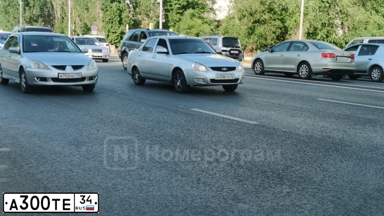 Фото автомобиля LADA 2170 PRIORA, 2015 — госномер Е870НО08. Цвет: Светло-серебристый металик