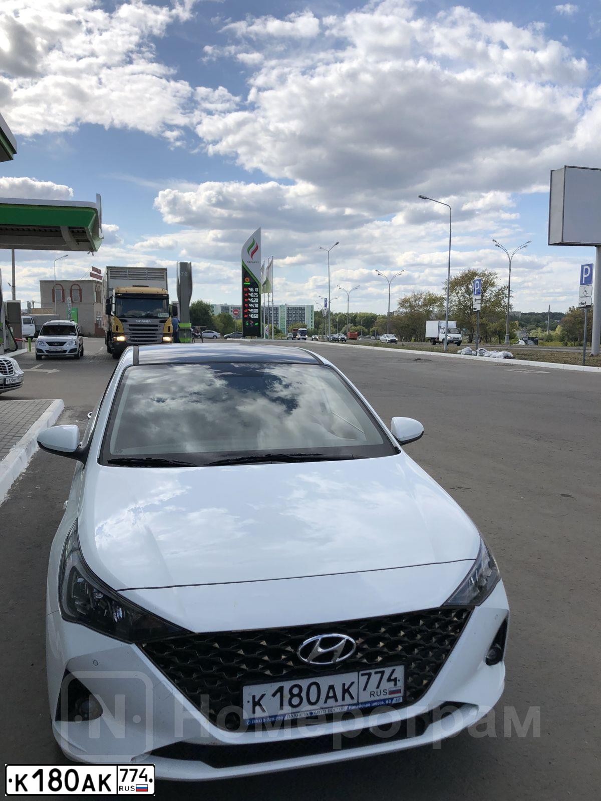 Фото автомобиля HYUNDAI SOLARIS, 2020 — госномер К180АК774. Цвет: Белый