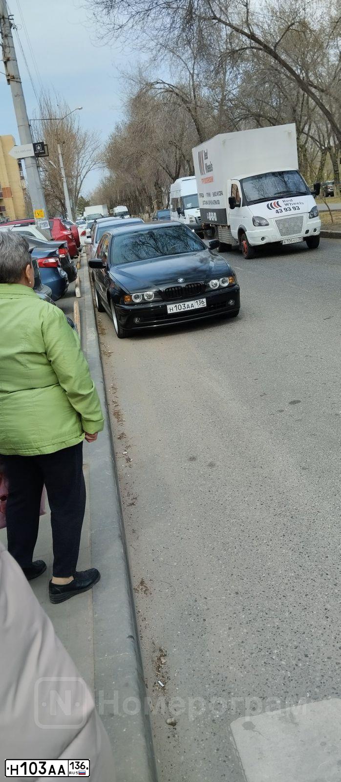 Фото автомобиля BMW 525I, 2003 — госномер М915НТ30