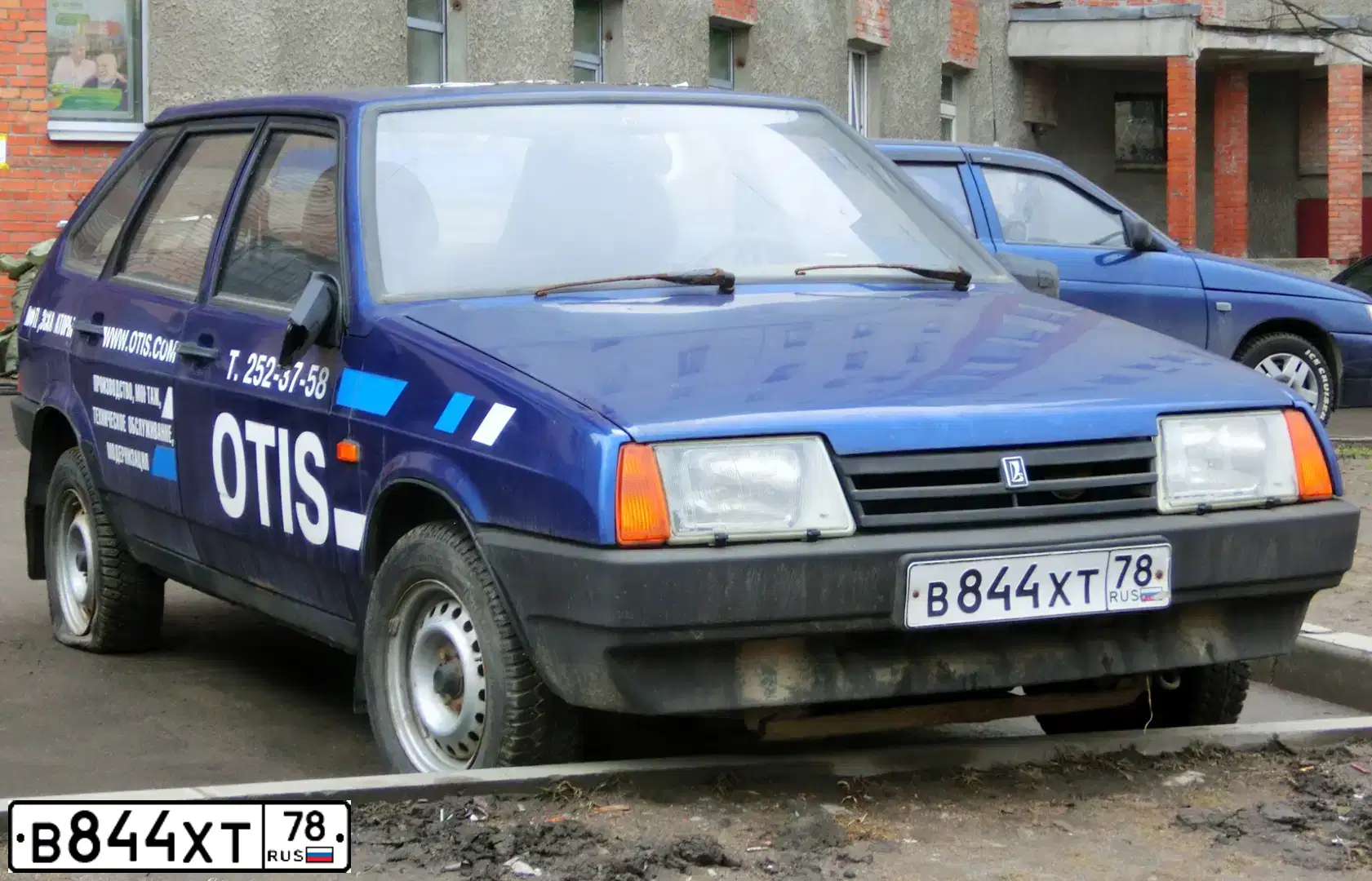 Фото автомобиля LADA 2109, 2004 — госномер В222СУ69. Цвет: СЕРЕБРИСТЫЙ ЯРКО-СИНИЙ