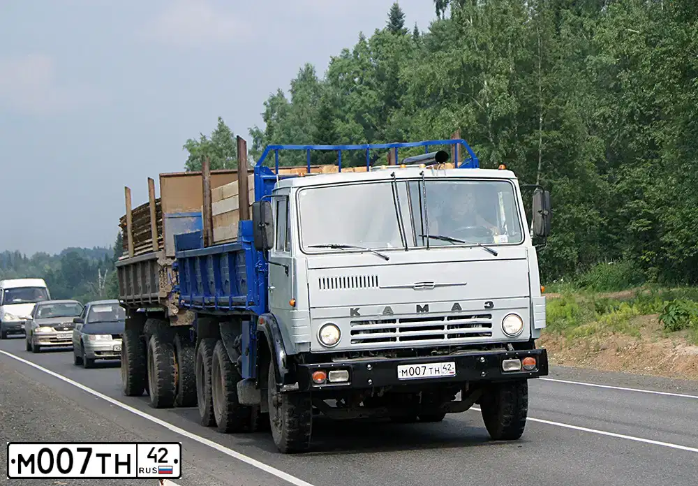 Фото автомобиля KAMAZ 55102 /6X4/, 1992 — госномер Х223ОК64. Цвет: Красный