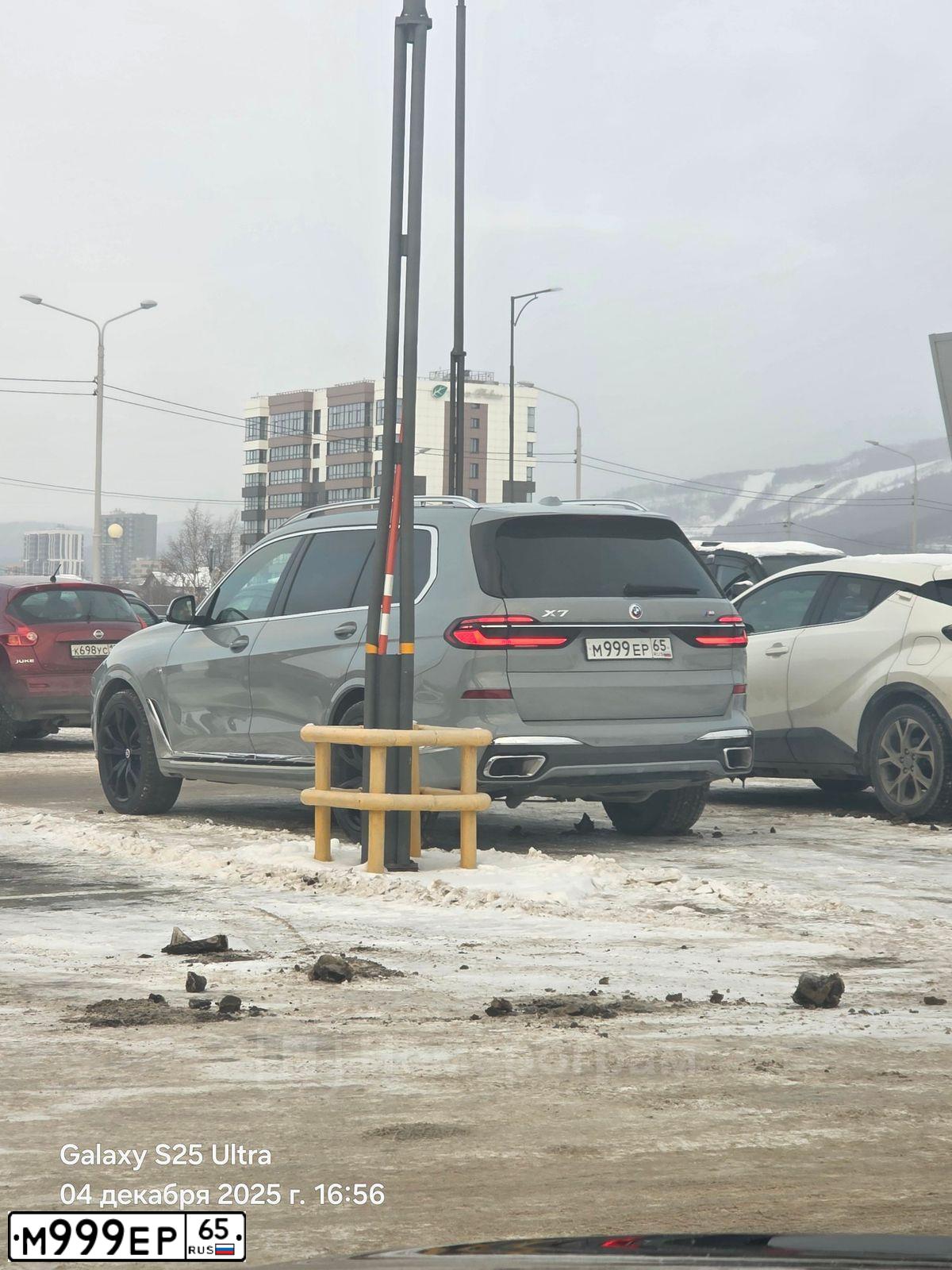 Фото автомобиля LANDROVER RANGE ROVER VELAR, 2017 — госномер Х816ВА65. Цвет: Красный