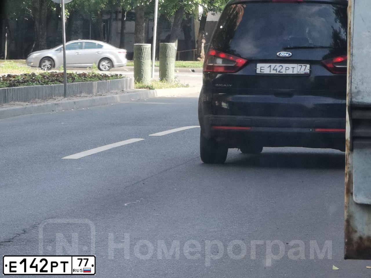 Фото автомобиля FORD GALAXY, 2007 — госномер Е142РТ77. Цвет: СИНИЙ