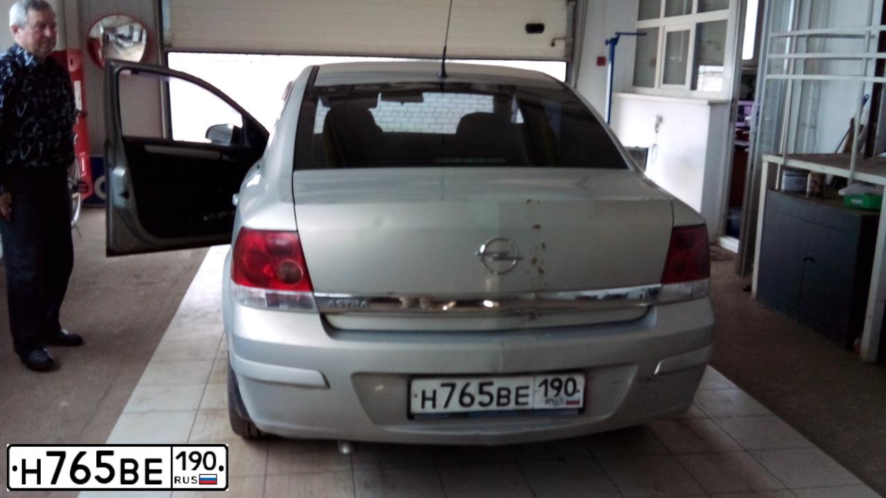 Фото автомобиля OPEL ASTRA, 2008 — госномер Н765ВЕ190. Цвет: СЕРЫЙ