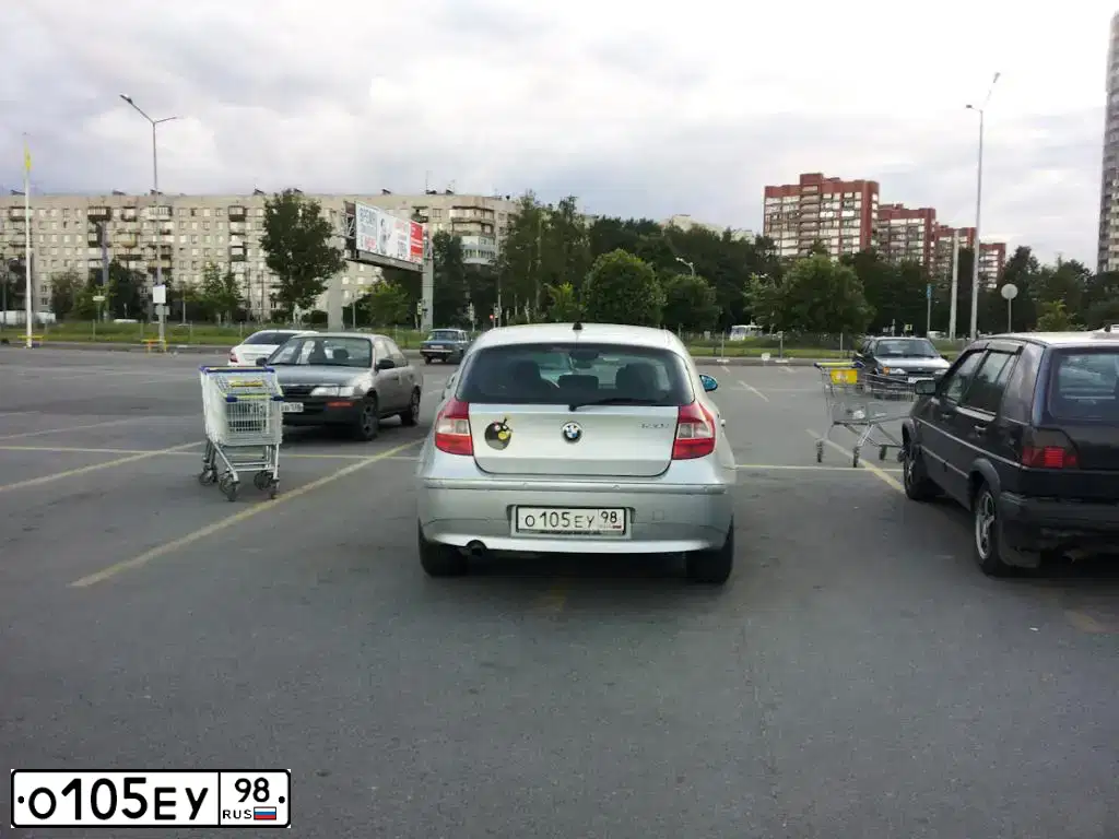 Фото автомобиля BMW SERIE 1, 2005 — госномер О105ЕУ98. Цвет: СЕРЕБРИСТЫЙ