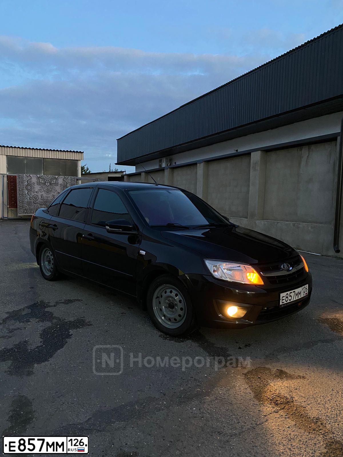 Фото автомобиля LADA 2190 GRANTA, 2015 — госномер Е857ММ126. Цвет: ЧЕРНЫЙ