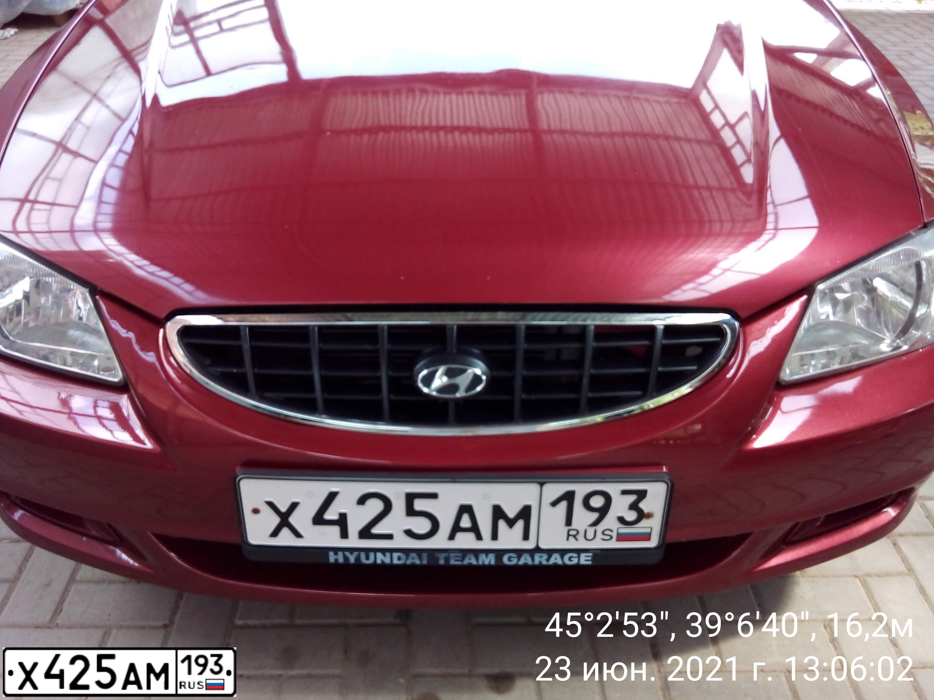 Фото автомобиля TAGAZ ACCENT, 2004 — госномер Х425АМ193. Цвет: Красный