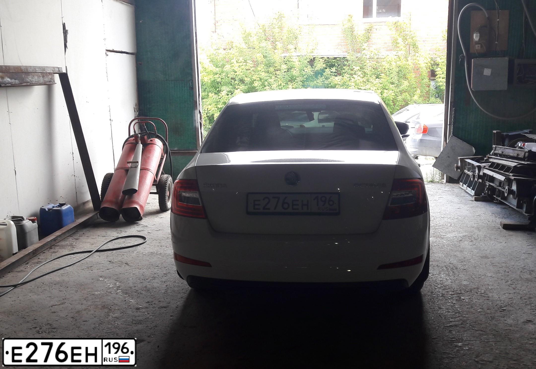 Фото автомобиля SKODA OCTAVIA, 2014 — госномер Н997ТВ196. Цвет: Белый