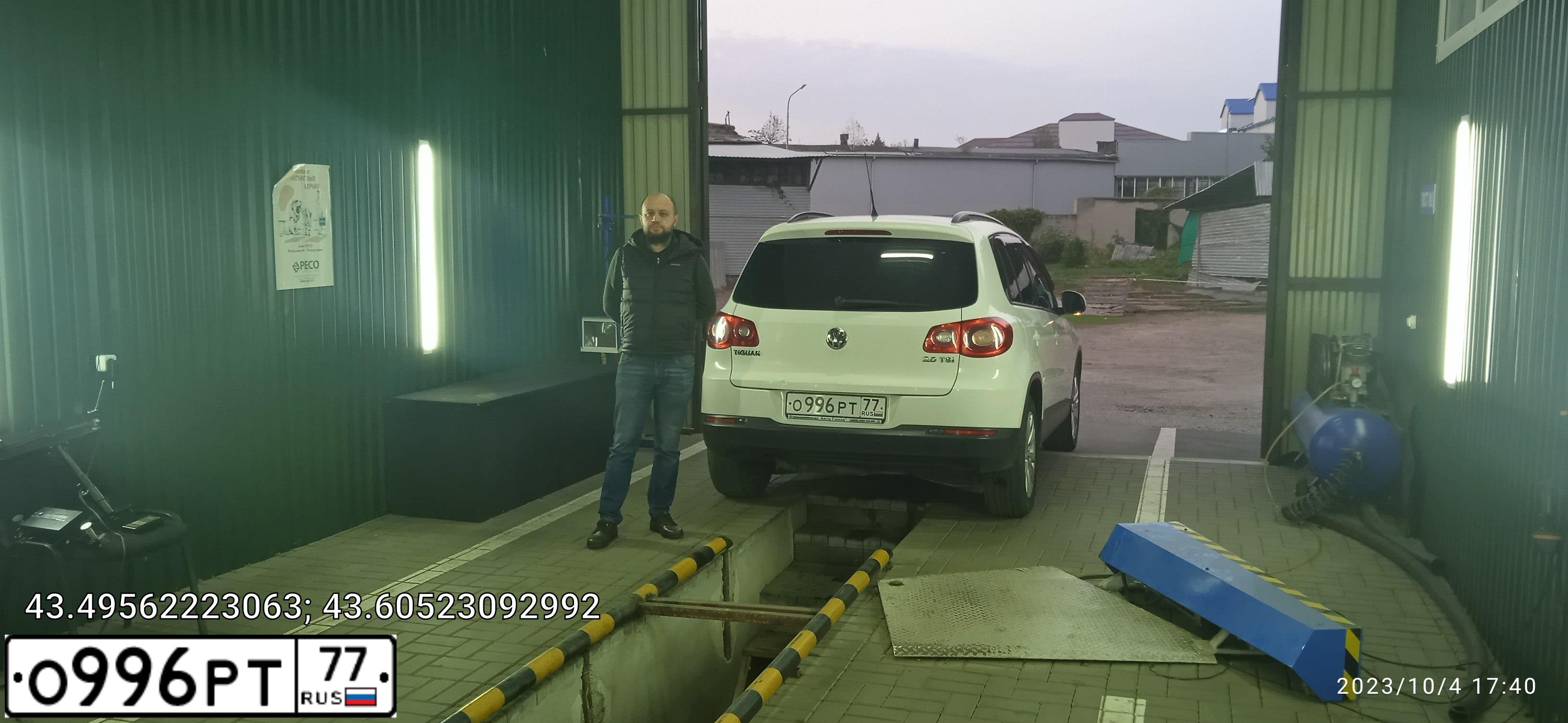 Фото автомобиля VOLKSWAGEN TIGUAN, 2010 — госномер К543МА07. Цвет: Белый