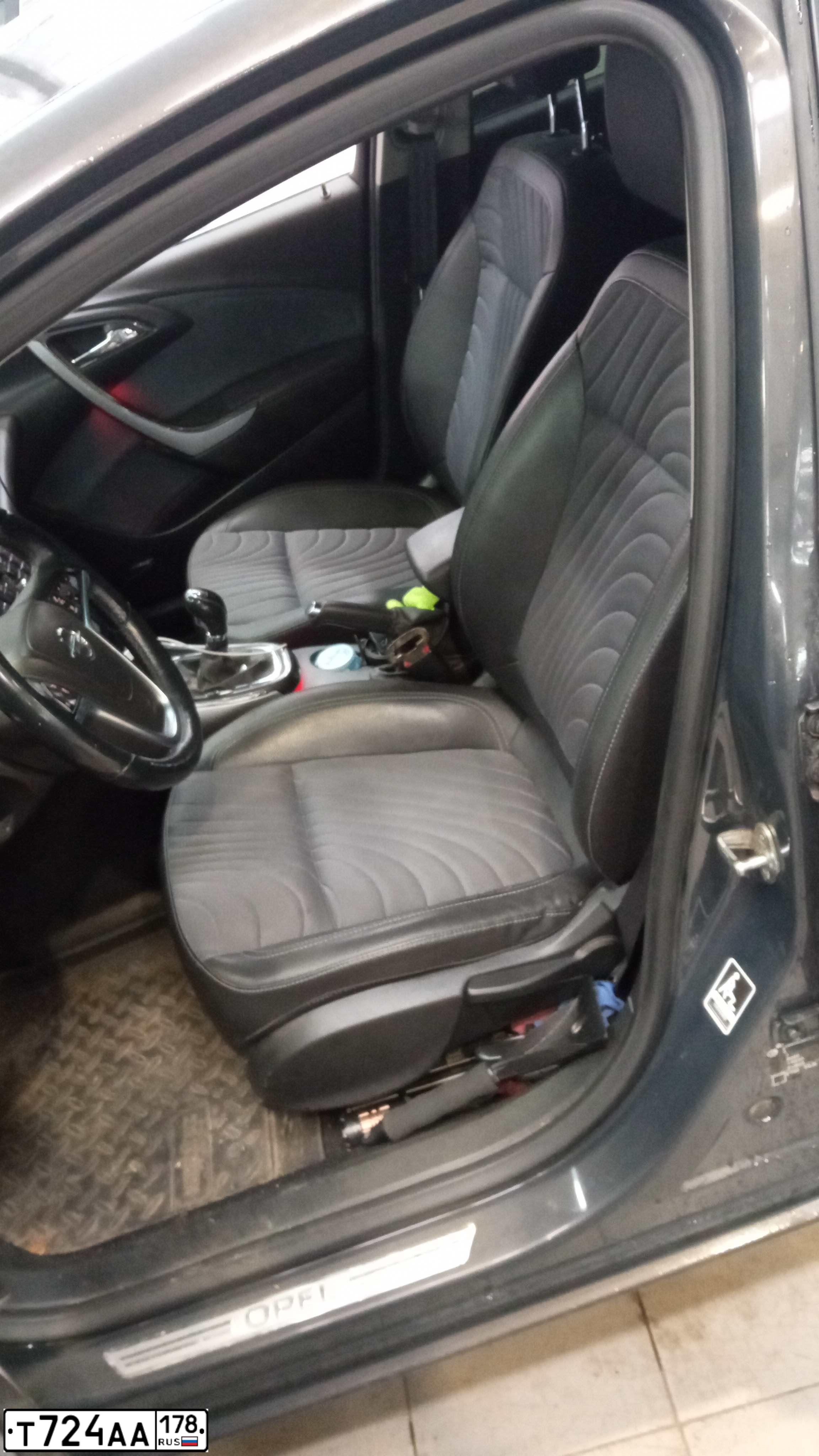 Фото автомобиля OPEL ASTRA, 2014 — госномер Т724АА178. Цвет: СЕРЫЙ МЕТАЛЛИК