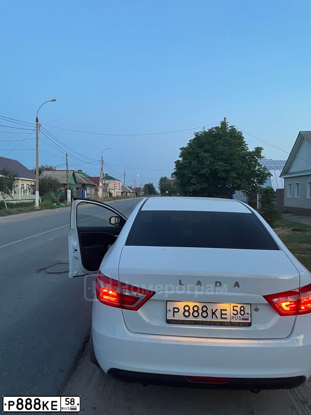Фото автомобиля LADA VESTA, 2016 — госномер Р888КЕ58. Цвет: БЕЛЫЙ